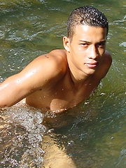 Sporty latino twink rubs his muscled ass outdoors