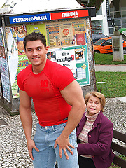 Straight bodybuilder Roy loves his biceps