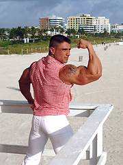 Hot muscle man Antonio