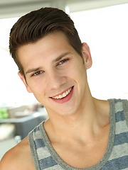 Young pretty jock Chase Austin pin-up