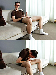 Twink Tyler James sucks his own cock
